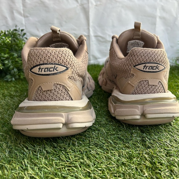 BALENCIAGA
Track.3 Sneakers - Balenciaga - Beige Mix
$1,025 Sz 42 men 9 women 12 - Picture 9 of 17